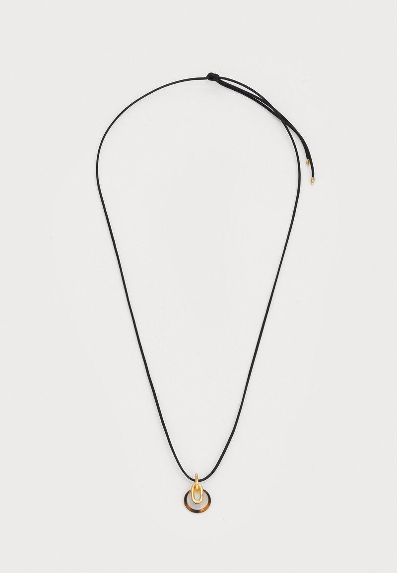 Μαύρο κολιέ από κορδόνι που διαθέτει κυκλικό μενταγιόν με χρυσές και καφέ λεπτομέρειες, περιλαμβάνοντας επιμεταλλωμένους δακτυλίους και χρυσό κρίκο σύνδεσης.