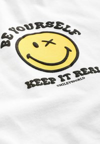 Next SMILEY WORLD PLACE BE CHARITY - REGULAR FIT - T-shirt med print - white