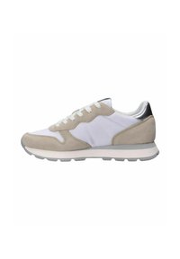 Sneakers caratterizzati da una combinazione di pelle bianca e suede beige, dettagli argentati, lacci rotondi e una suola in gomma grigia, con una silhouette sportiva.