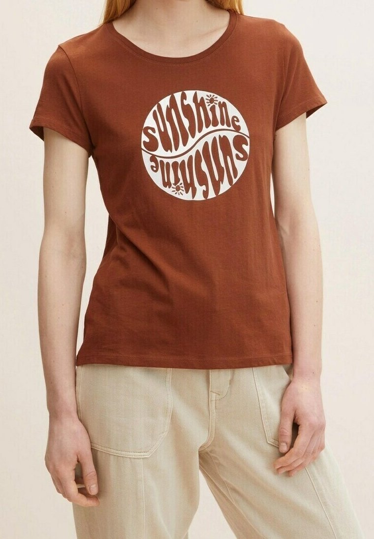 Hnědý tričko s krátkým rukávem a kulatým výstřihem, které má bílo-kruhovou grafiku s nápisem "sunshine" v stylizovaném písmu.