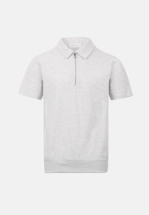 Jasnoszara koszulka polo z krótkim rękawem, kołnierzykiem i krótkim suwakiem z przodu, z prążkowanym wykończeniem na dole.