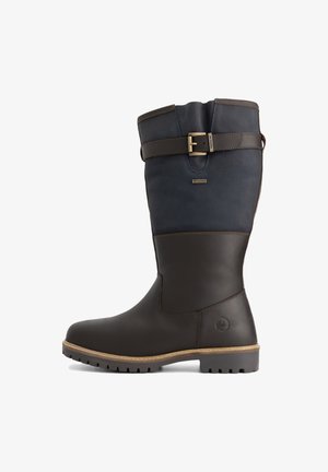 Botte en cuir brun foncé et marine, atteignant le genou, avec sangle ajustable et boucle, semelle robuste et logo subtil en relief près du talon.