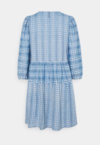 Robe bleue à motifs avec manches longues bouffantes, encolure ronde et jupe à volants présentant des motifs floraux blancs et des rayures verticales.
