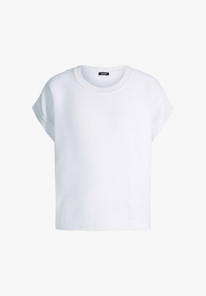 Biała dzianinowa bluzka z krótkim rękawem, okrągłym dekoltem, prążkowanym dołem oraz małą metką marki wewnątrz kołnierza.