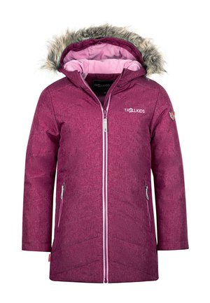 Langer lila Wintermantel für Kinder mit pinkem Innenfutter, kapuze mit Fellbesatz, Reißverschluss vorne, seitlichen Taschen und Trollkids-Logo auf Brust und Ärmel.