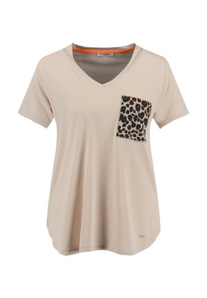 Chemise beige à manches courtes avec col en V, poche poitrine à imprimé léopard et bordure orange à l'intérieur du col, présentée sur fond blanc.