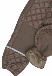 Manche de veste matelassée marron avec poignet élastique et bande réfléchissante, comprenant une moufle rembourrée assortie attachée.