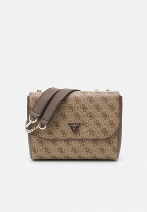 Sac à bandoulière marron Guess avec motif monogramme, plaque logo triangulaire en métal et large bandoulière réglable marron foncé avec maillons de chaîne argentés.