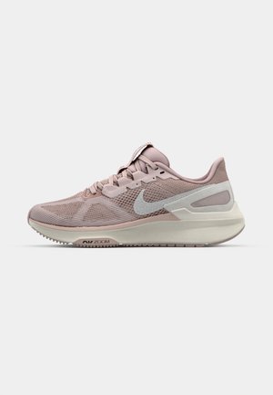 Pantofii de alergare Nike cu un superior din plasă în roz deschis și gri, având un toc căptușit și un design cu vârf rotund. Logo-ul swoosh accentuat.