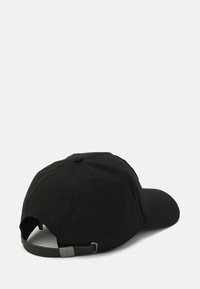 Cappellino da baseball in cotone nero con visiera curvata, cinturino regolabile sul retro con gancio in metallo e dettagli di cucitura.
