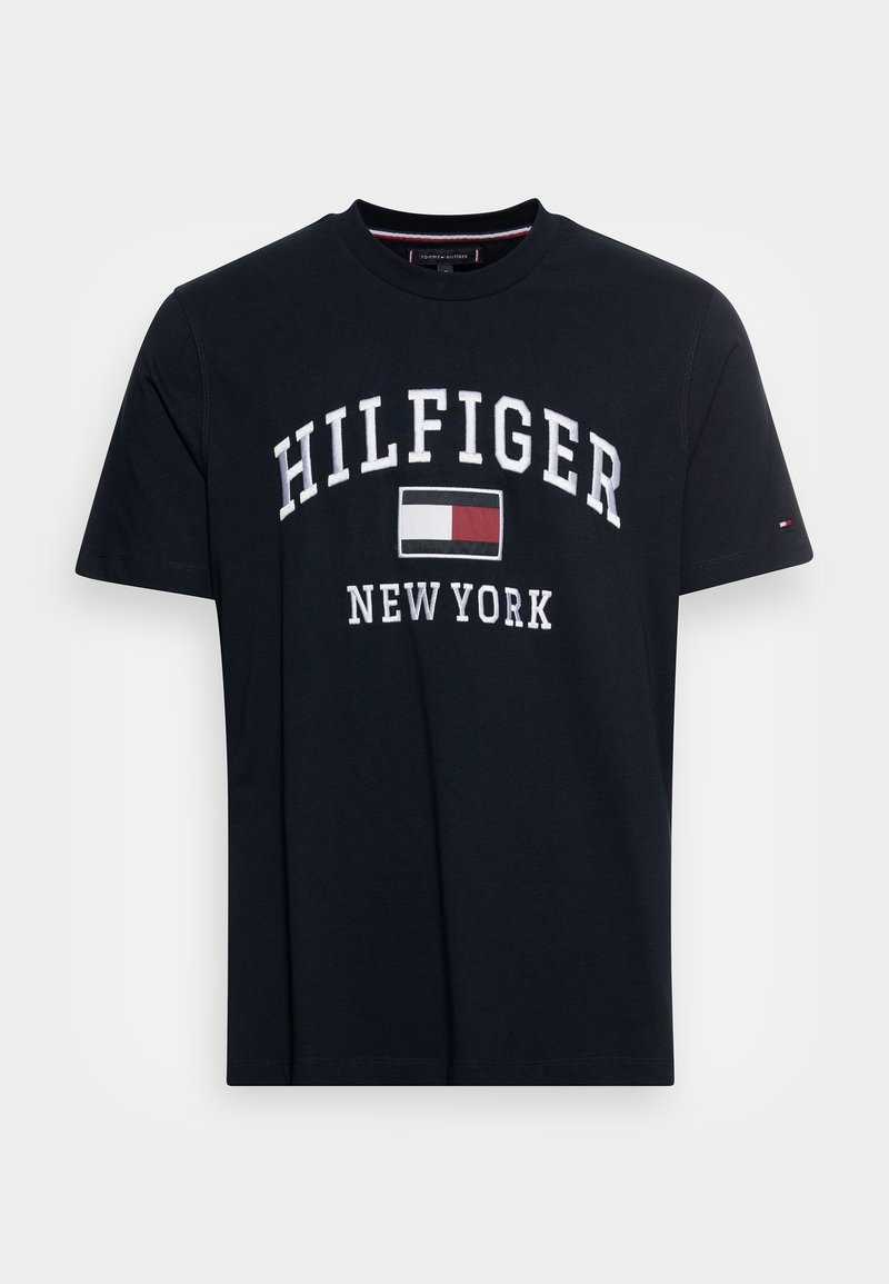 Námořnická modrá bavlněná tričko s bílým logem "HILFIGER" a nápisem "NEW YORK", s malým logem na levém rukávu. Klasický kulatý výstřih.