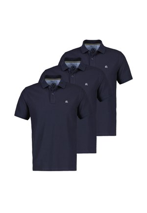 Drie marineblauwe polo's met korte mouwen, kraag en knoopsluiting, elk voorzien van een klein geborduurd logo op de linkerborst.