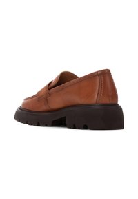 Mocasines de cuero marrón con punta redondeada, que cuentan con una suela de goma texturizada y un diseño sin cierre para facilitar su uso. Acabado suave con detalles de costura.