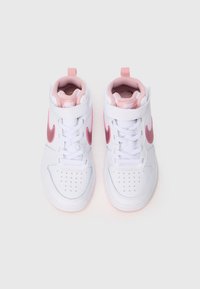 Bele visoke superge z rožnatimi detajli, z teksturirano površino, perforiranim prstom in prilagodljivim zapenjanjem. Nike blagovna znamka na jezik z vrhom.