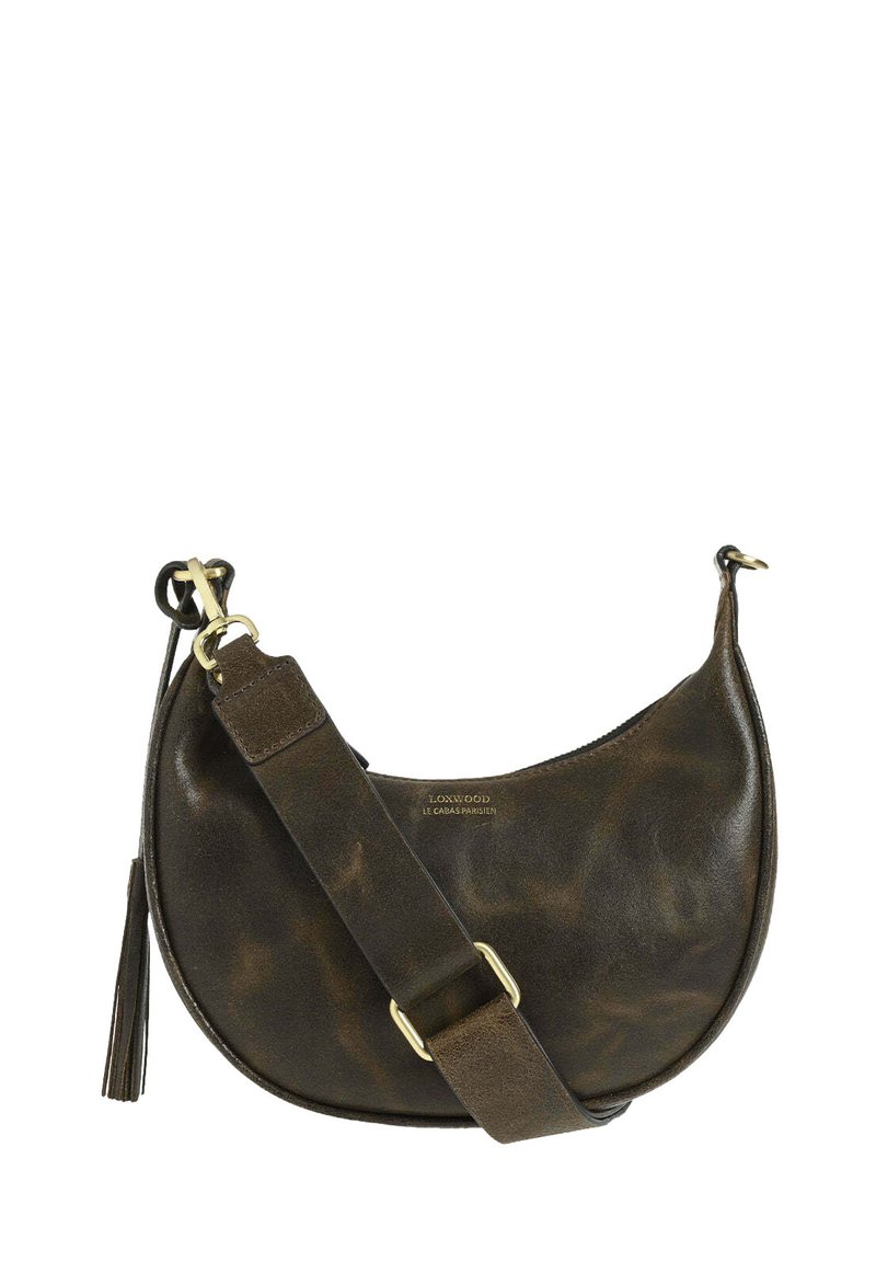 Sac à bandoulière en cuir marron foncé en forme de croissant avec une large sangle réglable, des accessoires en or et un tirette à frange.