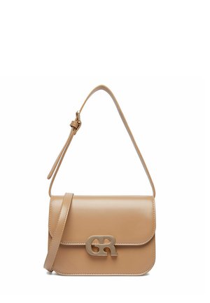 Beige skuldertaske i læder med justerbar rem og metallisk "GR" logo-lås på frontklap mod hvid baggrund.