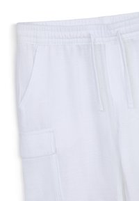 Pantaloni bianchi in lino con vita regolabile, tasche laterali e tasca a toppa sulla gamba. Texture morbida con un aspetto leggermente trasparente.