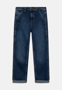 Jean en denim bleu foncé avec une coupe droite, détails de couture visibles et un ourlet retroussé. Comprend des poches avant et une fermeture par bouton.