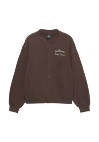 Brązowa bluza z kapturem z zaokrąglonym kołnierzem, zapięciem na zatrzaski, bocznymi kieszeniami i białym haftowanym napisem „Steelbrook State Uni.” na przodzie.