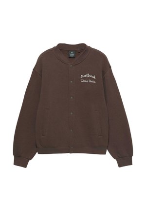 Braune Sweatshirtjacke mit rundem Kragen, Druckknopfverschluss, Seitentaschen und weißer Stickerei mit dem Text "Steelbrook State Uni." auf der Vorderseite.