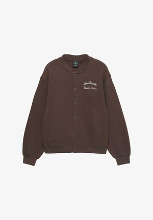 Felpa marrone con collo arrotondato, chiusura a bottoni a pressione, tasche laterali e testo ricamato bianco "Steelbrook State Uni." sulla parte anteriore.