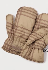 Polstrede luffer i beige med brun ternet mønster, elastisk håndled, og brandingdetalje. Lavet af holdbart, vejrbestandigt materiale.