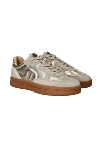 Beige sneakers met zilveren accenten, bovenwerk van suede en gestructureerd synthetisch materiaal, rubberen zool en platte veters. Kenmerkend logo op de tong.