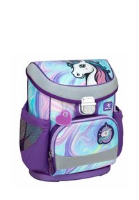 Lila- und blaue Rucksack mit einem Einhornmotiv, Wirbelmuster, grauen Akzenten, glatter Textur, Fronttasche, Netz-Seitentasche und Herzanhänger.