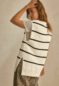 Next V-NECK REGULAR FIT - Tricou cu imprimeu - ecru black stripe