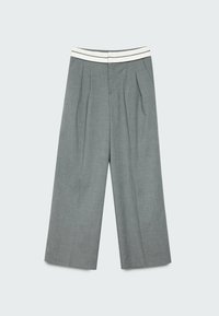 Pantalon gris taille haute à jambes larges avec plis sur le devant et ceinture blanche, posé à plat sur un fond clair.