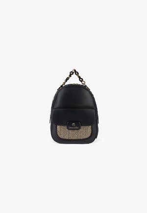 Sac à dos en cuir noir avec une poche avant à motif chevrons tissé en beige et noir. Il est doté d'une poignée en chaîne et d'un logo de marque.