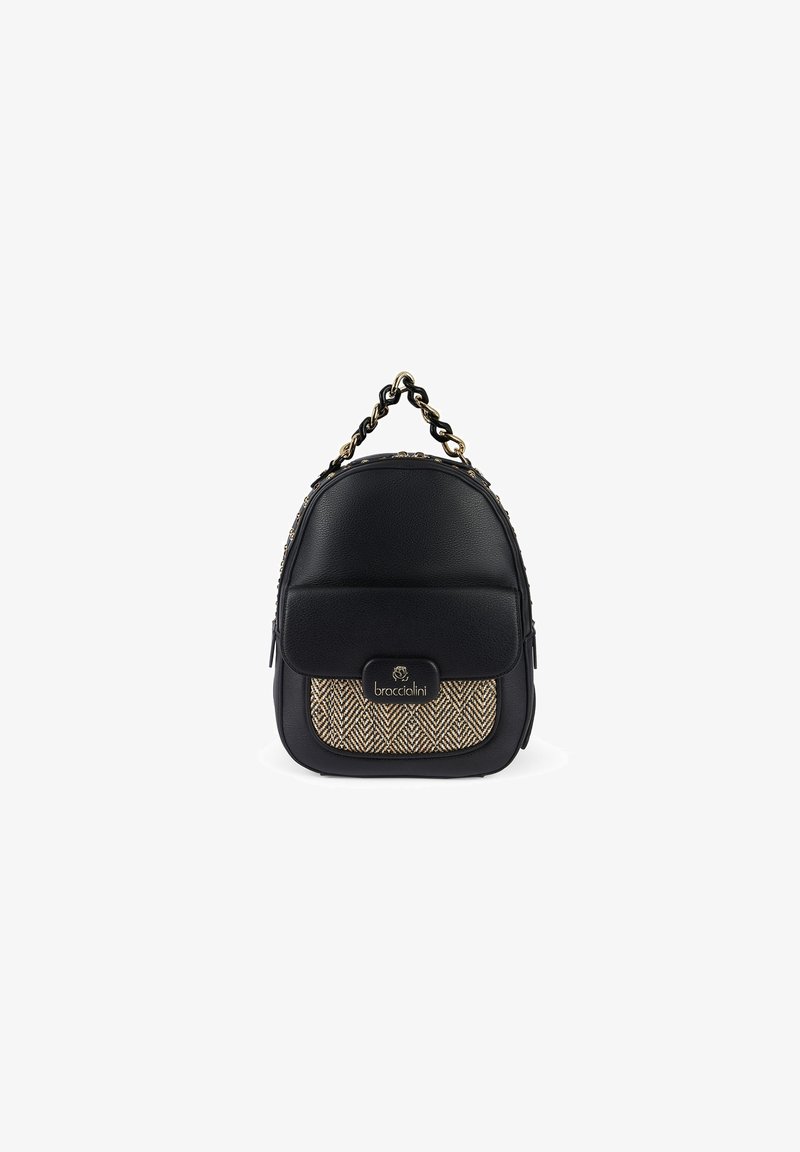 Zaino in pelle nera con tasca frontale a motivo herringbone intrecciato beige e nero. Presenta una maniglia a catena e un dettaglio con logo del marchio.