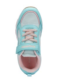 Ein hellblauer Sportschuh mit Mesh- und synthetischem Obermaterial, pinken Akzenten, Schnürverschluss und einem Klettverschluss zur Anpassung.