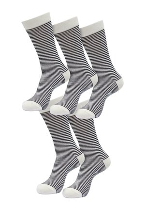 Gestreifte Socken mit einem weißen Bündchen und einer weißen Zehenpartie, die abwechselnd navyblaue und weiße horizontale Streifen aufweisen. Hochwertige Stricktextur.