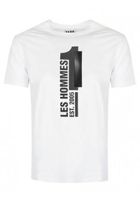 Camiseta de algodón blanca con un audaz diseño gráfico negro que incluye el texto "LES HOMMES" y "EST. 2005", centrado verticalmente en la parte frontal.