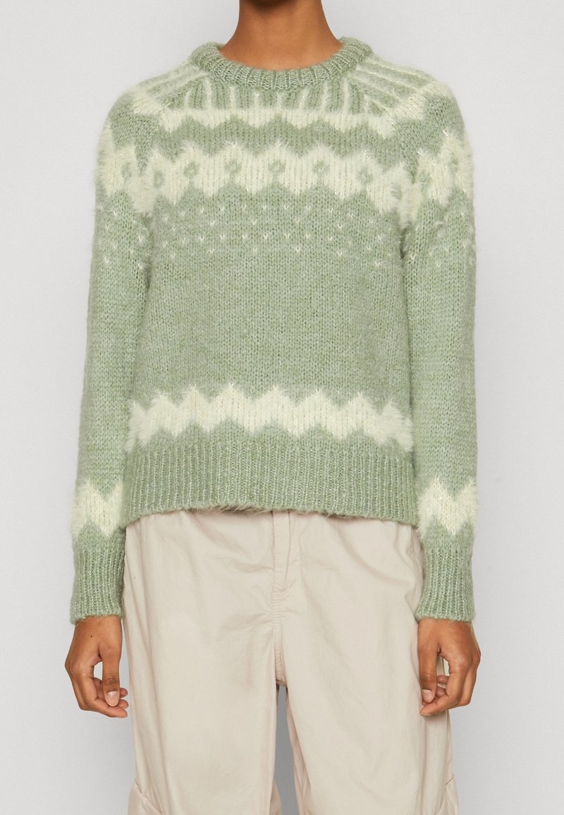 Jasnozielony sweter dziany z okrągłym dekoltem, ozdobiony białym wzorem w zygzak i teksturowanymi rękawami, krótki krój, miękki materiał.