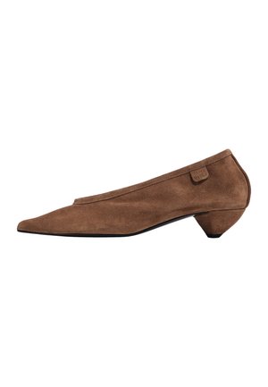 Brauner Veloursleder-Damenschuh mit niedrigem Absatz, spitzer Zehenpartie, geschwungener Ferse und kleinem Stoffetikett nahe dem Knöchel.