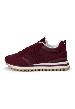 Baskets rouge foncé avec doublure intérieure blanche, semelle texturée et détails de perforation latéraux, vues de côté sur fond blanc.