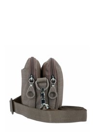 Bolsa de tela marrón con dos compartimentos con cremallera, que presenta herrajes plateados y una correa desmontable. Superficie texturizada con finos patrones.