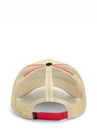 Gorra beige con parte posterior de malla y costuras rojas, con un botón negro en la parte superior y una correa de hebilla de plástico roja ajustable.