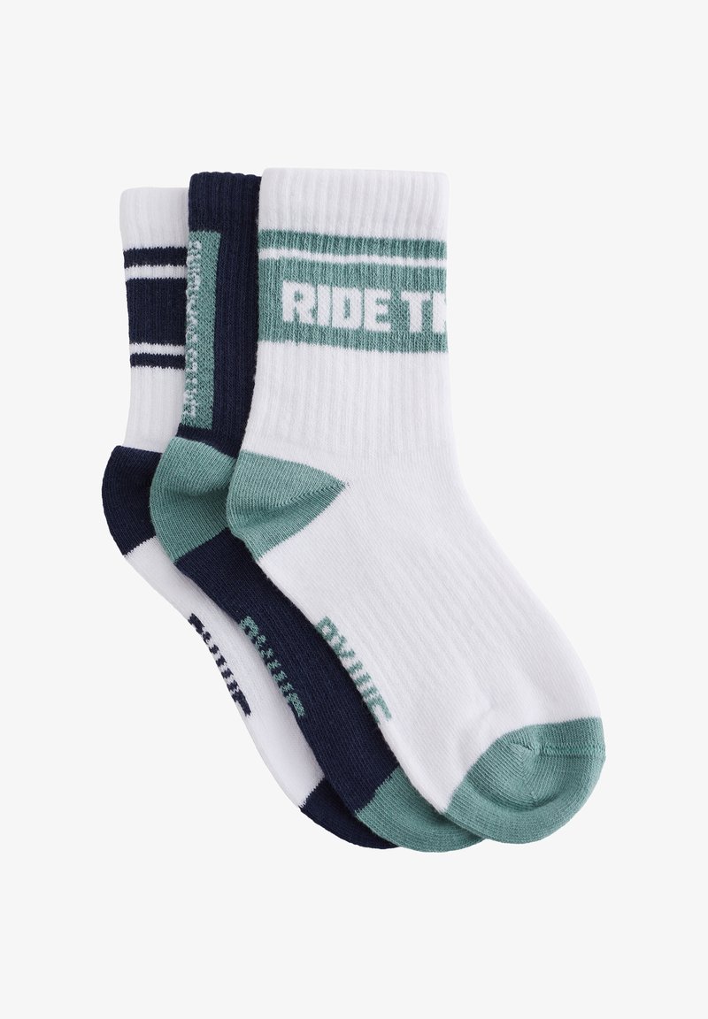 Kolm paari poolpikka sokki valges ja tumesinis koos roheliste detailidega, üks paar on mansetil tekstiga "RIDE THE".