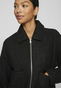 VILA Flīsa jaka - black