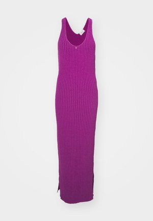 Violetti ribattu neule maxi-mekko, jossa on pyöreä pääntie, sivureunat ja vartalonmyötäinen muoto. Sisältää pienen metallilogon yksityiskohdan.