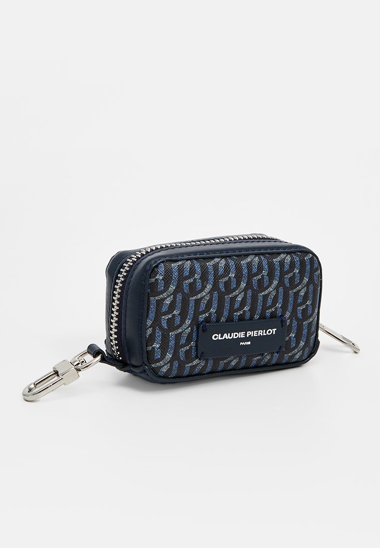 Funda con cremallera de patrón azul marino y azul, de forma rectangular, con textura similar a la piel, hardware plateado y una etiqueta de marca en la parte frontal.