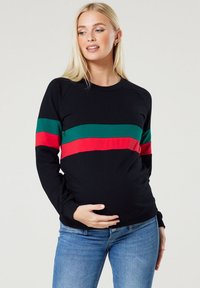 Schwarzes Sweatshirt mit grünen und roten horizontalen Streifen. Verfügt über einen Rundhalsausschnitt und lange Ärmel. Hergestellt aus weichem Stoff, an der Taille tailliert.