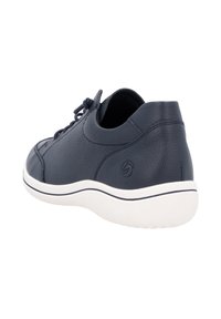 Marineblaue Ledersneaker mit runder Form, strukturierten Oberflächen, weißer Zwischensohle und Schnürsenkeln; mit Logo an der Ferse und Kontrastnähten.