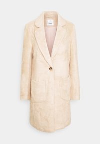 Abrigo largo de pelaje sintético beige claro, con solapas muescas, cierre de un solo botón y dos bolsillos frontales. Textura suave con una apariencia blanda.