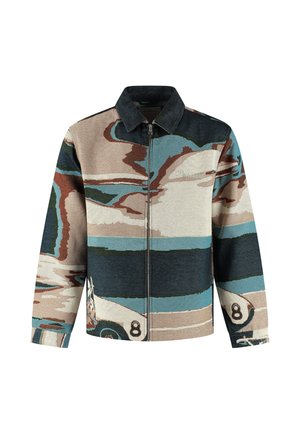 Jacke mit Reißverschluss und Kragen, die ein abstraktes Landschaftsdesign in Beige, Blau, Braun, Schwarz und Weiß zeigt, einschließlich Auto mit der Nummer 8 als Detail.