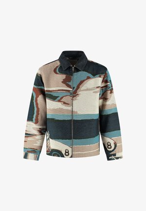 Jas met ritssluiting en kraag met abstract landschapontwerp in beige, blauw, bruin, zwart en wit, inclusief auto met nummer 8 detail.