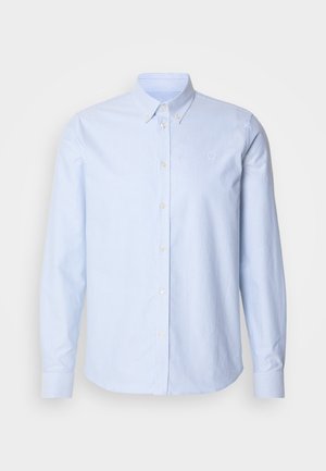 Chemise à col bleu clair et blanche à rayures, dotée de manches longues et de boutons blancs. Fabriquée en tissu doux et texturé.